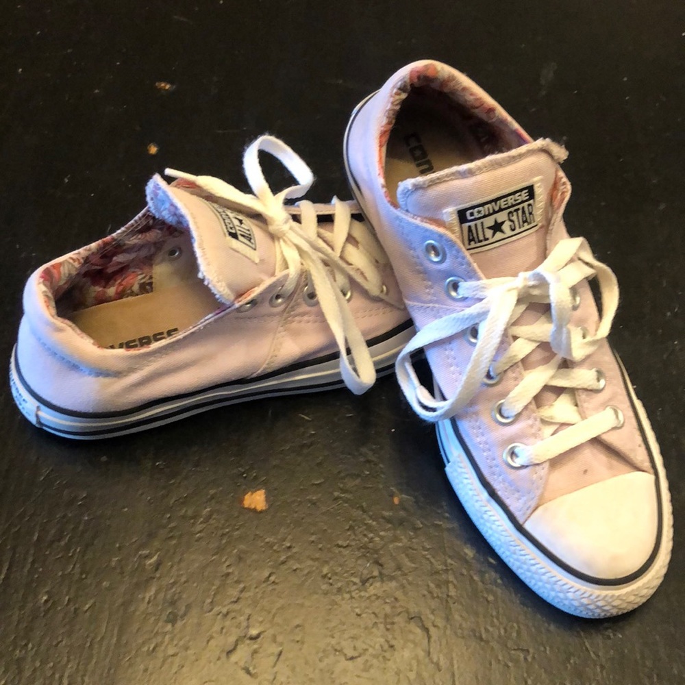 Women’s size 8 converse
